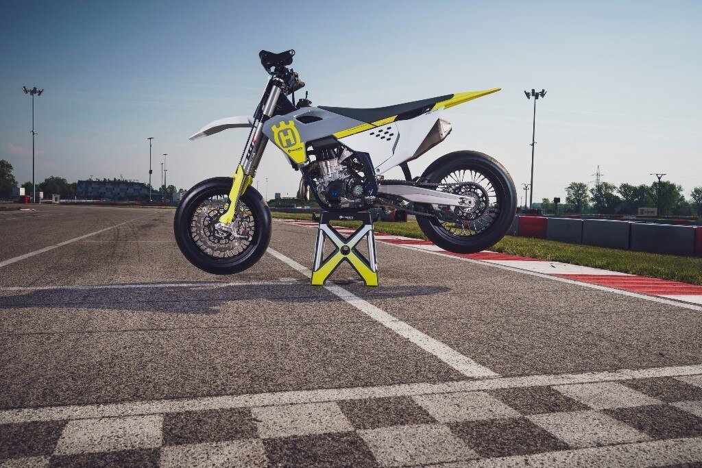Husqvarna presenta la nuova FS 450 Supermoto 2023 